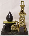 Сувенир "Нефтяная вышка", авторская работа (серпентенит, литье), 16,5х10,5х19,5 см